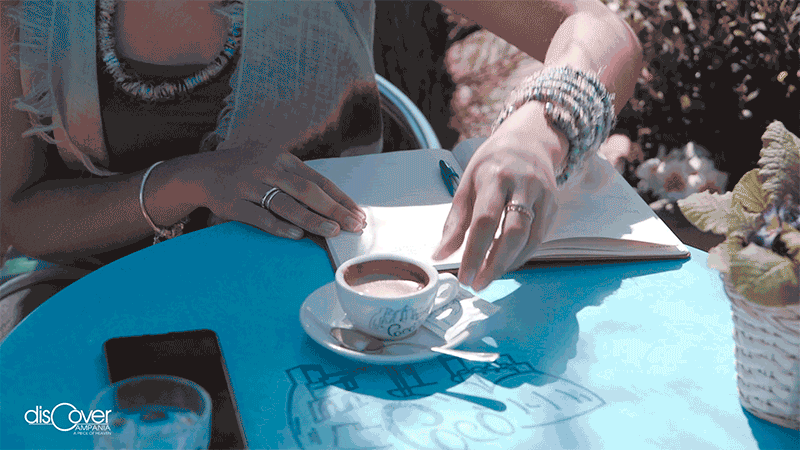 La nuova giornata si apre con la vivacità delle chiacchiere e degli scambi sul molo e l’imperdibile sosta al Bar da Cocò