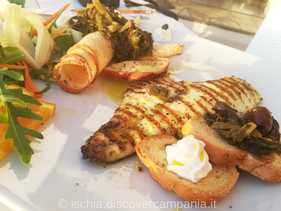 Nel punto più suggestivo dell'isola, puoi assaggiare specialità a base di pesce al RISTORANTE IL FORTINO